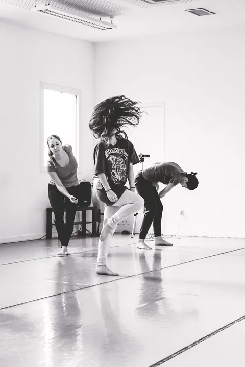 Participante en pleine improvisation lors d'un atelier Expression Primitive