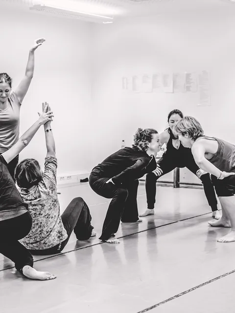 Participantes en atelier Expression Primitive, différents niveaux de mouvement