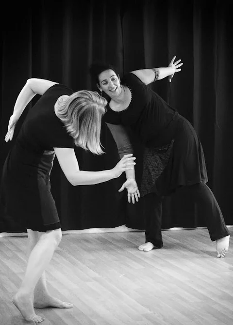 Deux participantes en mouvement lors d'un atelier de danse-thérapie