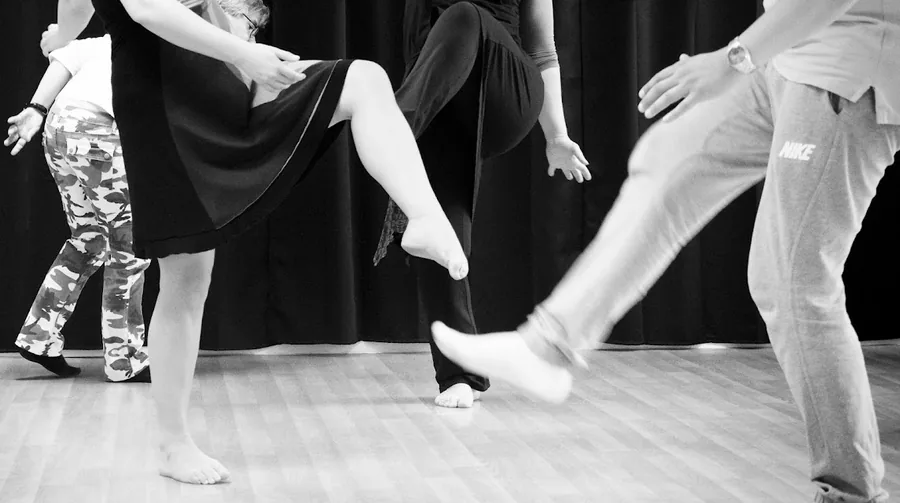 Groupe en mouvement lors d'un atelier de danse-thérapie à Paris