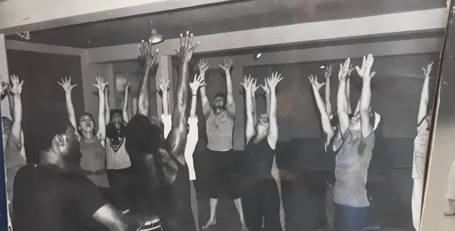 Groupe en atelier Expression Primitive, participants bras levés