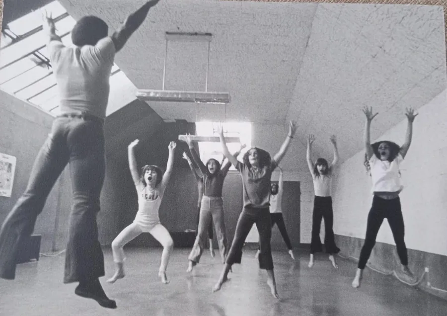 Herns Duplan conduisant un atelier Expression Primitive, années 1970