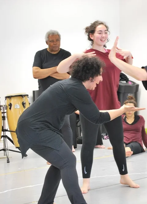 Meriem Taïbi en atelier Expression Primitive avec Herns Duplan