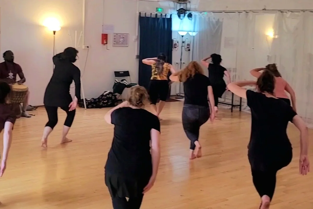 Stagiaires en formation danse-thérapie avec accompagnement percussif