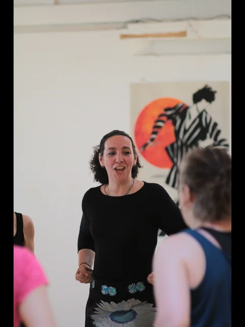 Meriem Taïbi lors d'une performance artistique