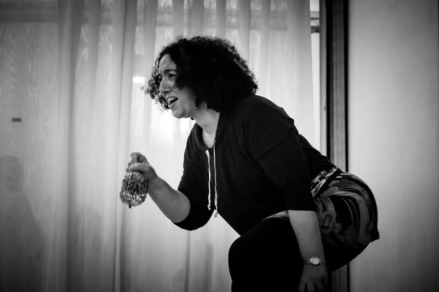Meriem Taïbi en mouvement lors d'un atelier Expression Primitive