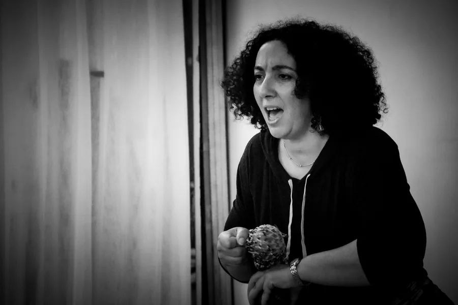 Meriem Taïbi en pleine expression lors d'une session de danse-thérapie